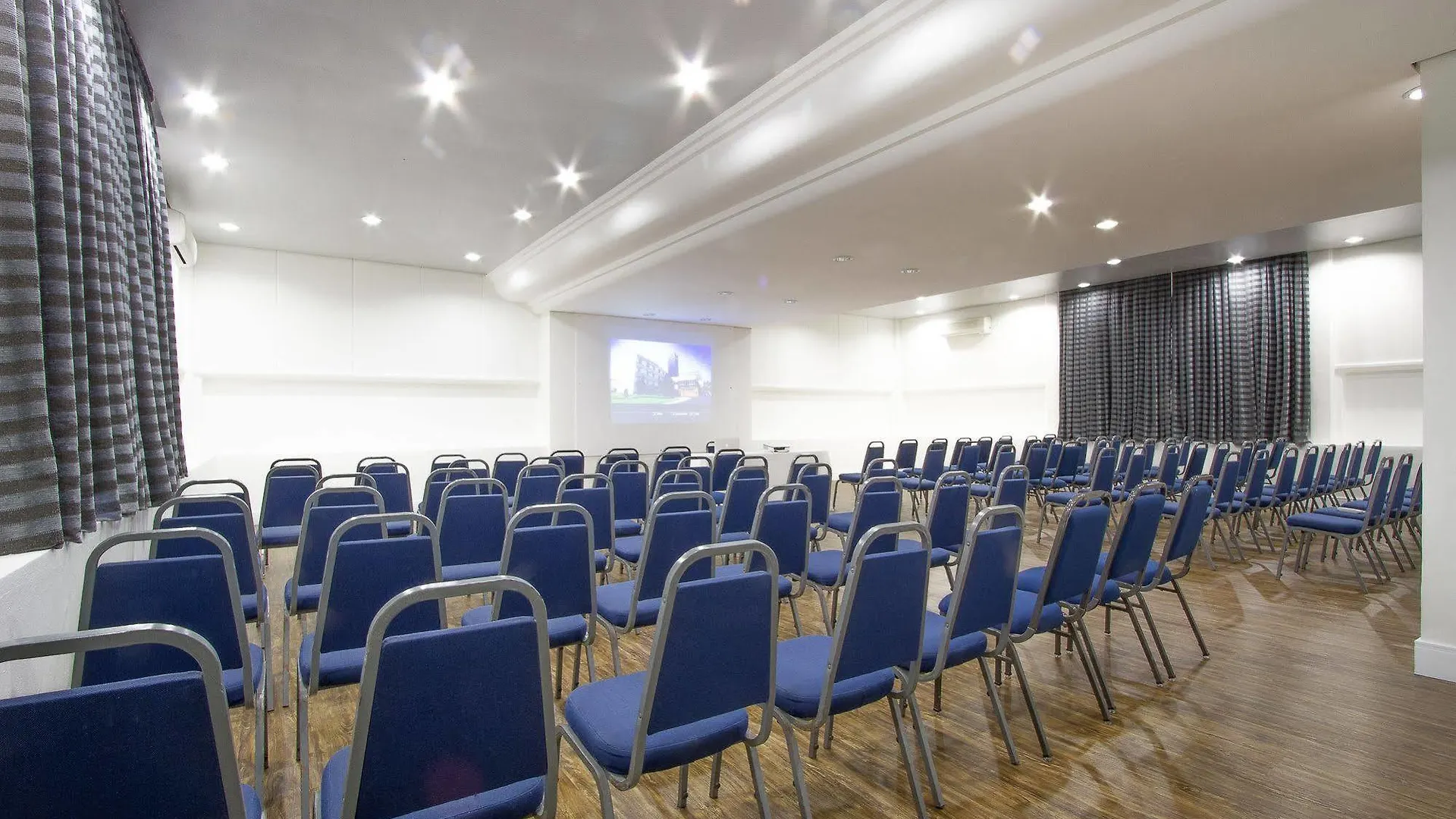 Le Canard Joinville Hotel